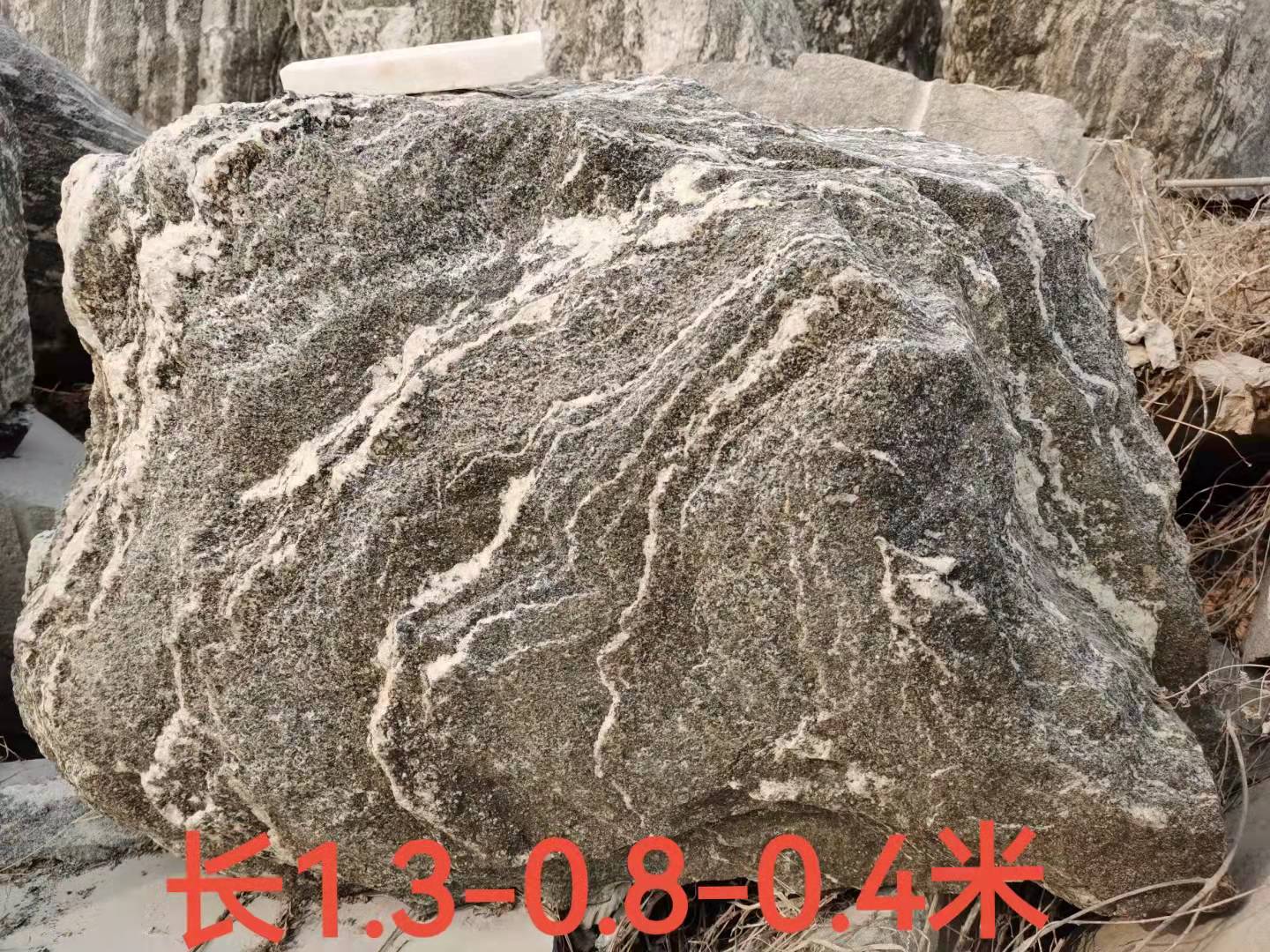 精品泰山石草坪石廠家直銷